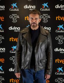 Secondary image 2 - Above, Banderas and Casado, next to Mariano Barroso. Below, María Casado and Antonio Banderas, without the mask.