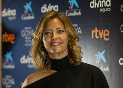 Secondary image 1 - Above, Banderas and Casado, next to Mariano Barroso. Below, María Casado and Antonio Banderas, without the mask.