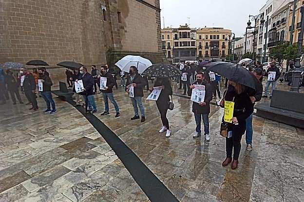 Los hosteleros extremeños escenifican su «desolación» y sentimiento de «abandono»
