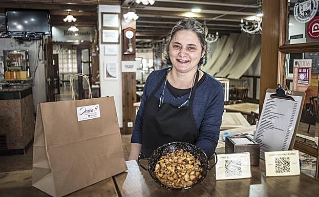 Encarna Piñero ofrece los platos de Dosca.