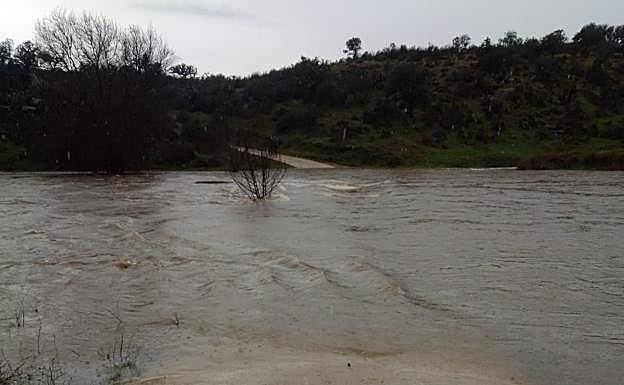 La crecida del río Salor vuelve a dejar aislados a los vecinos del paraje Cuartos del Baño de Cáceres