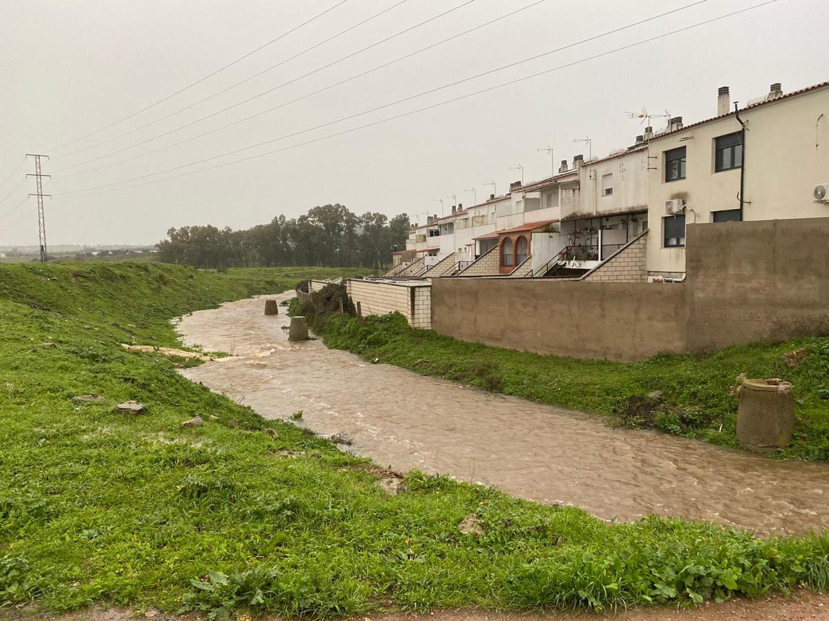 Fotos: La rivera de Alconchel empieza a desbordarse