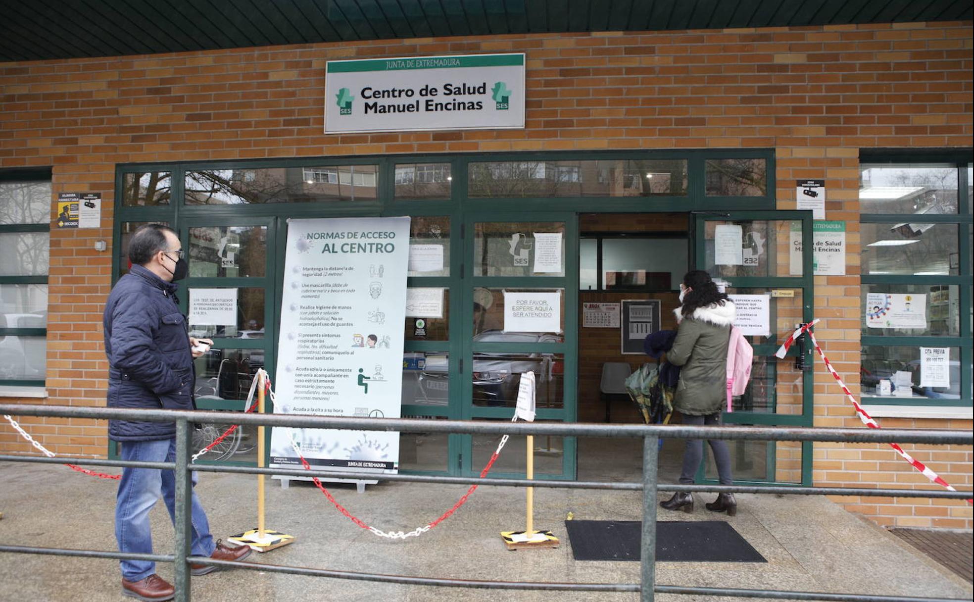 Acceso al centro de salud Manuel Encinas de Cáceres.