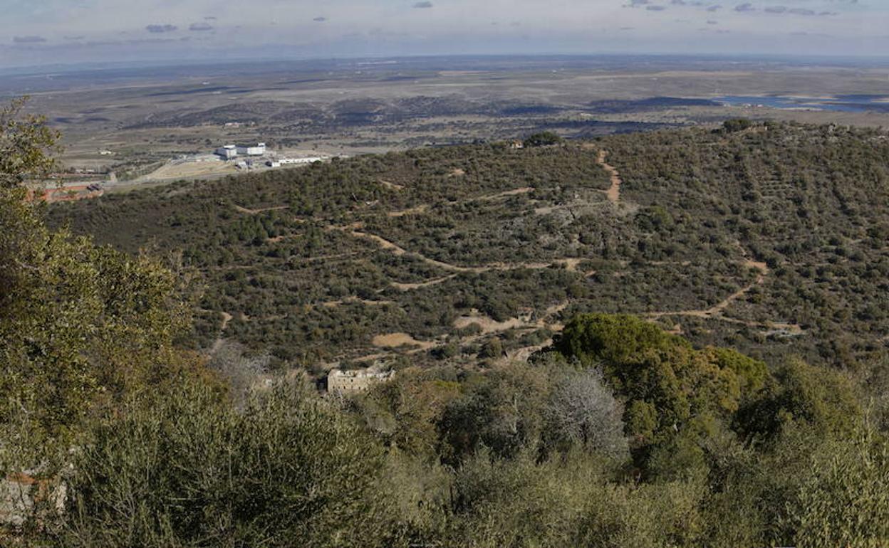 Vista aérea de Valdeflores, donde Infinity Lithium propone abrir su mina a cielo abierto.