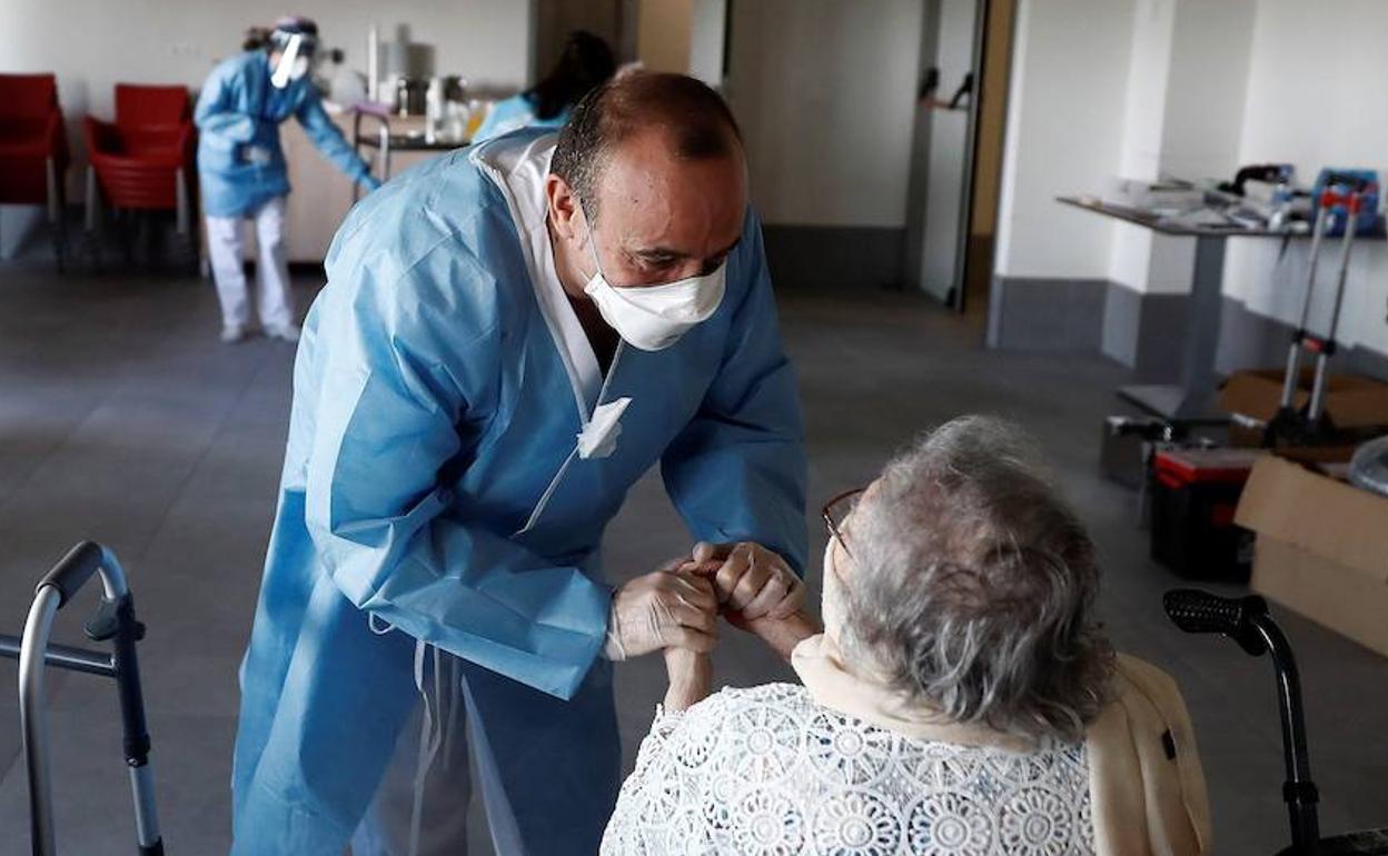 Las residencias donde todos los ancianos se han inmunizado vuelven a tener visitas de familiares y salidas