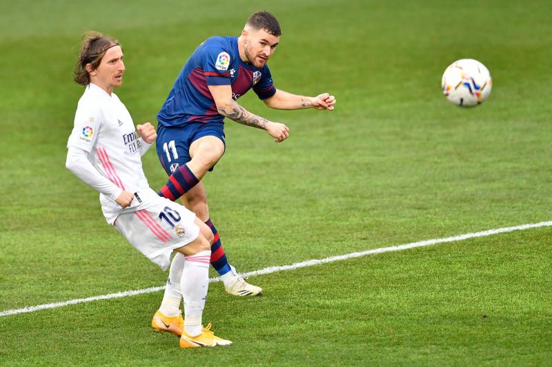 Javi Galán le pega al esférico ante Modric en su gol del sábado al Real Madrid 