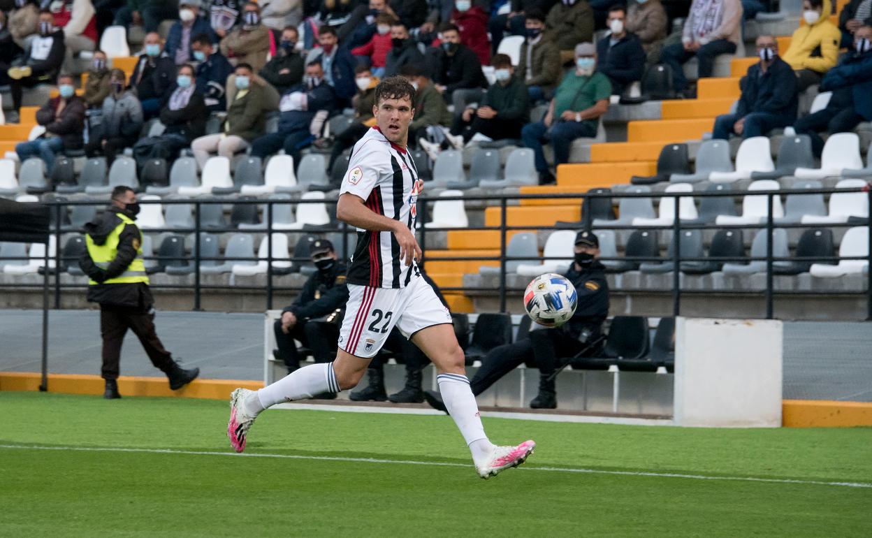 Íñigo Alayeto durante el partido del Badajoz con el Don Benito en el Nuevo Vivero. 