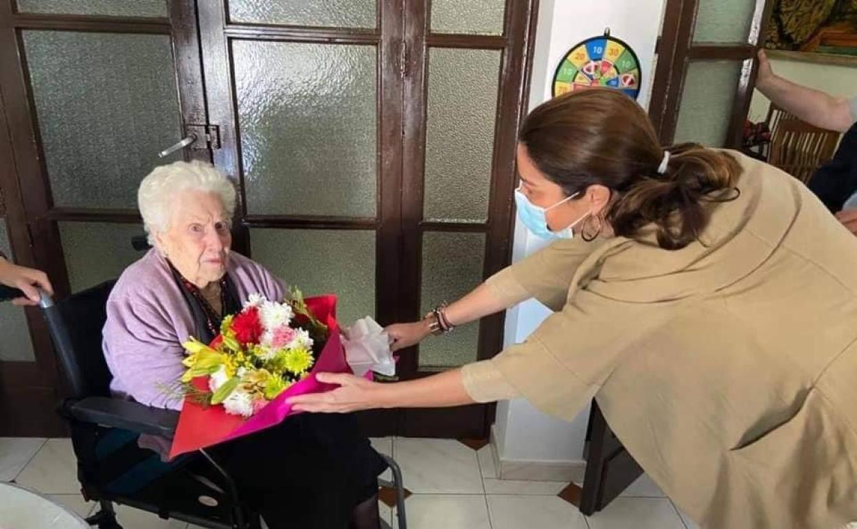 Entrega del reconocimiento por parte del Ayuntamiento a Antonia Martínez