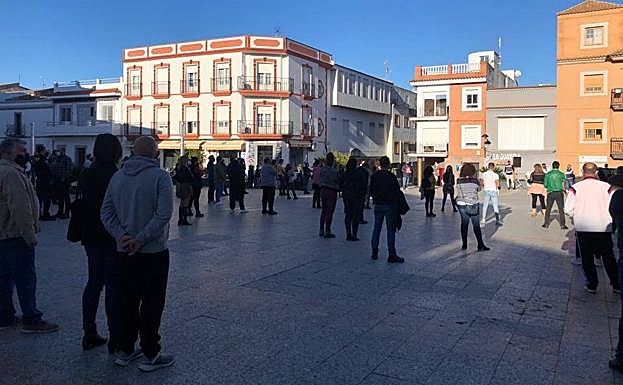 Más de una centena de calamonteños acudieron a la Plaza de España para mostrar su apoyo a los hosteleros