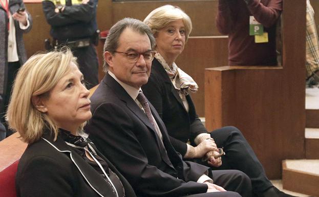 Joana Ortega, Artur Mas e Irene Rigau, durante el juicio en Barcelona.