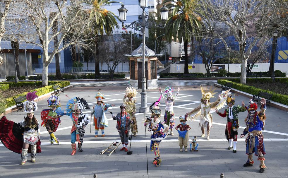 HOMENAJE. HOY reunió a 12 comparseros en San Francisco para recordar la historia del Carnaval de Badajoz.