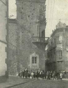 Imagen secundaria 2 - Arriba, obras en este espacio durante la segunda mitad del XX; abajo a la izquierda, ficha de la Casa de la Madre, fechada en 1944; a la derecha, foto del palacio cuando funcionaba como casino. 