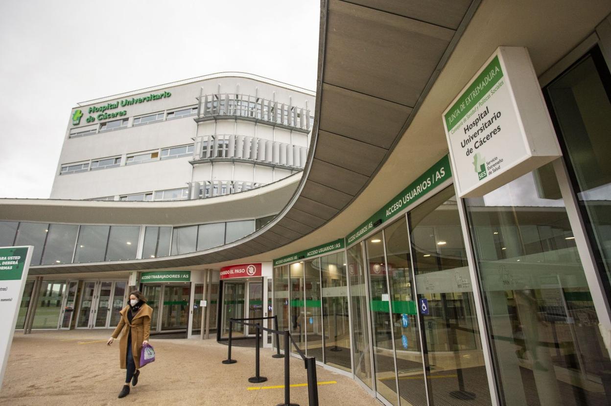 Entrada del Hospital Universitario de Cáceres, que el pasado 30 de enero cumplió dos años desde su inauguración. 