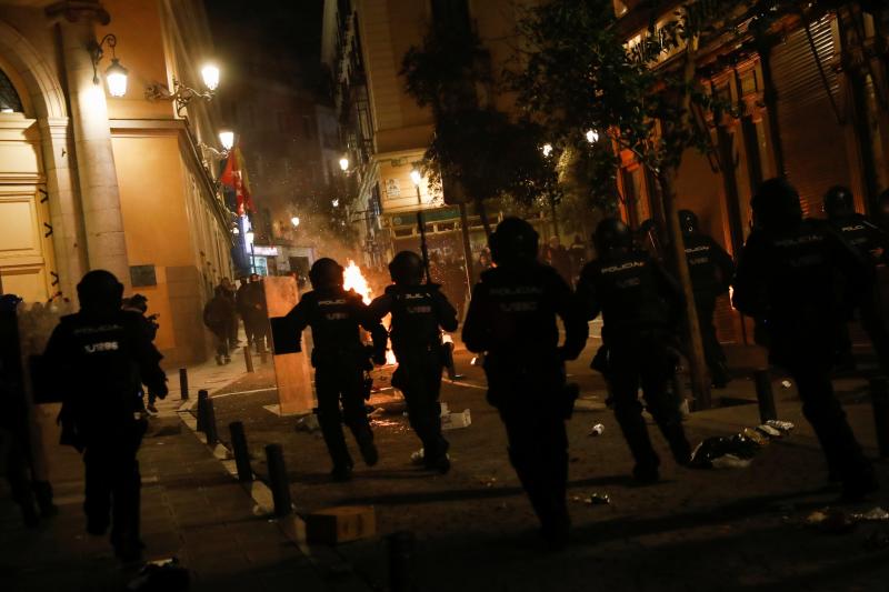 La Policía carga para dispersar a los manifestantes en Madrid.