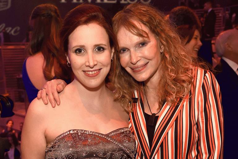 Dylan Farrow y su madre, la actriz Mia Farrow.