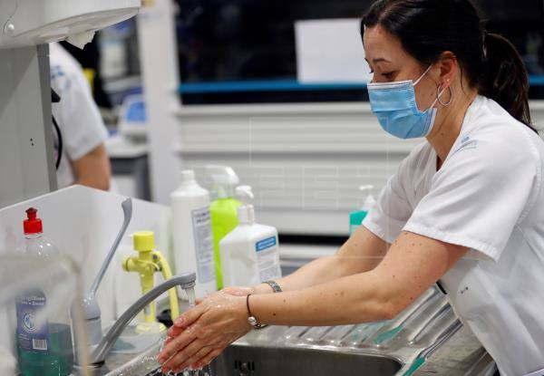 Enfermera lavándose las manos