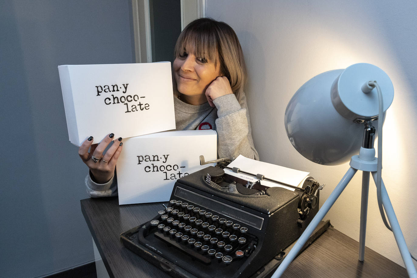 Eva Delgado, junto a la máquina que inspira la tipografía de las prendas de 'Pan y chocolate'.