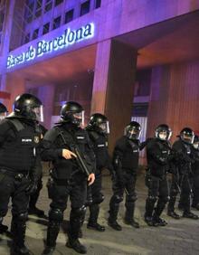 Imagen secundaria 2 - Imágenes de los disturbios en Barcelona.