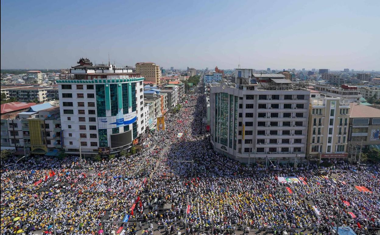 Multitudinaria manifestación en Mandalay (Myanmar).