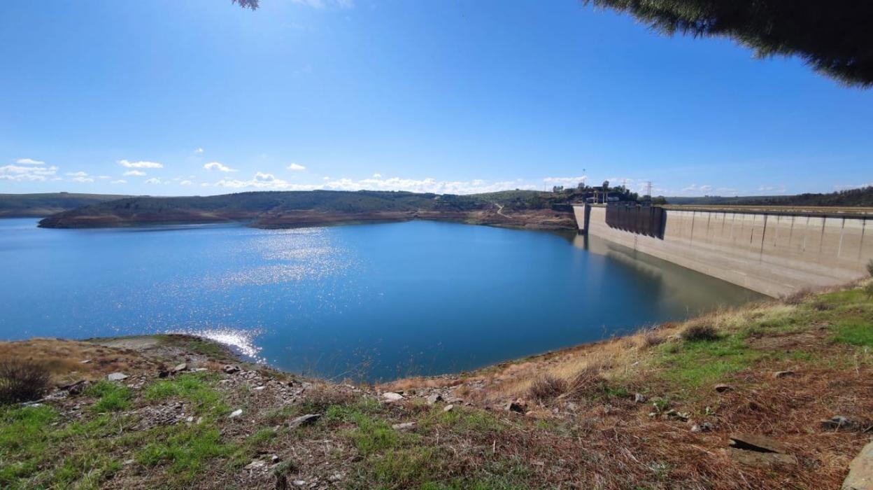 Presa del embalse de La Serena. 