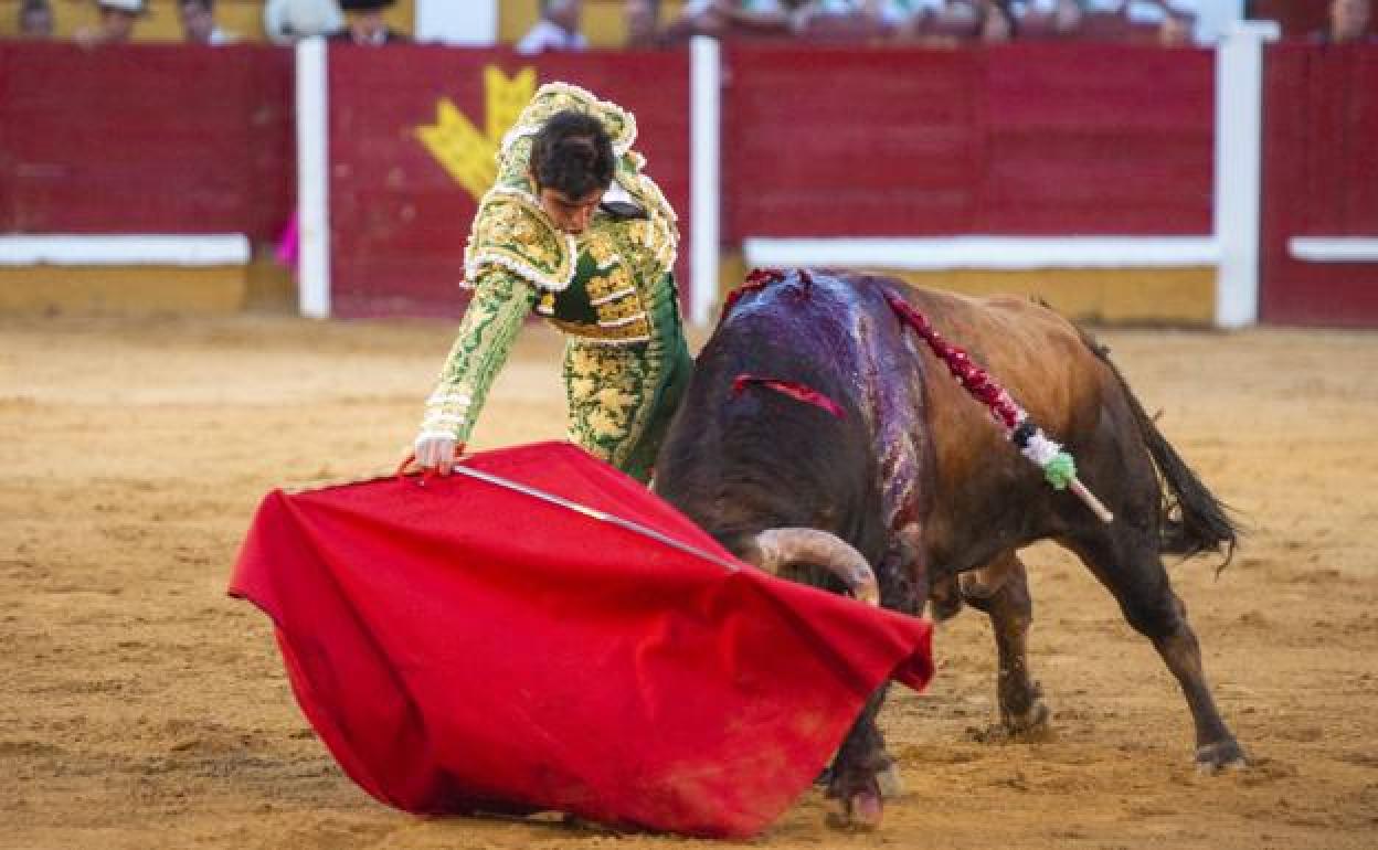 Imagen de la faena de Perera en la feria de San Juan de Badajoz en 2014.
