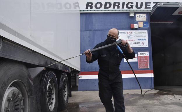 Gabri Rodríguez se dedica al lavado de vehículos industriales en el polígono. 