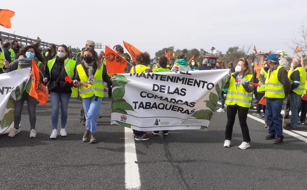 Los tabaqueros han cortado la A-5 a la altura de Peraleda de la Mata.