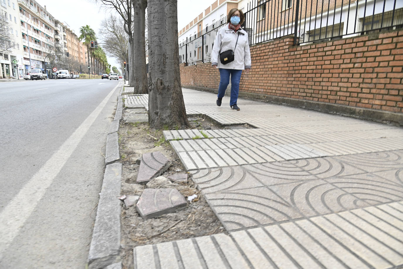 La acera hundida sin baldosas a la salida del colegio Ramón Izquierdo (Los Salesianos), en la avenida María Auxiliadora