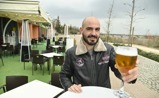 Carlos Alberto Márquez en la terraza de su negocio, en la margen izquierda del Guadiana. 