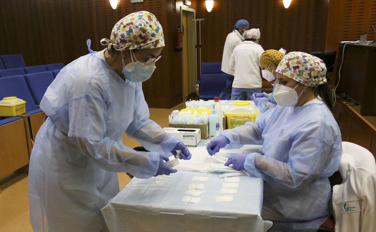 Trabajadoras del hospital de Merida preparan dosis de la vacuna contra la covid. 