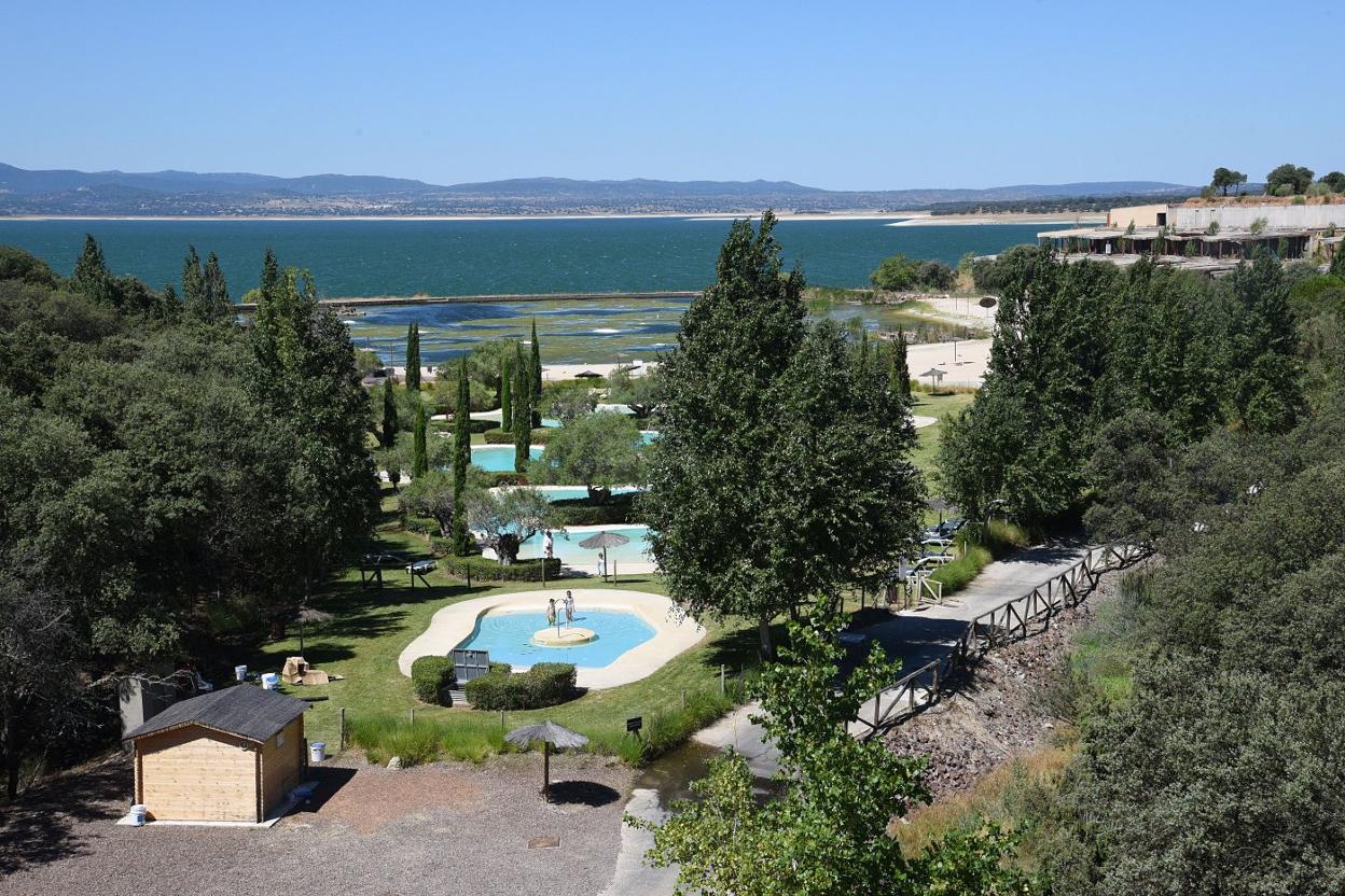 Vista de la zona de piscinas. Tras ella, la playa artificial, y al fondo a la derecha, construcciones a derruir. 