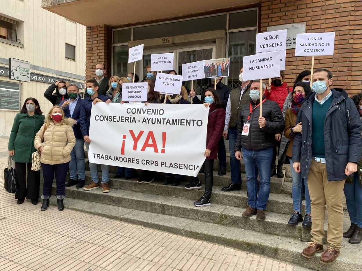 Nueva protesta ayer de los trabajadores del CRPS, esta vez apoyados por el PP. 