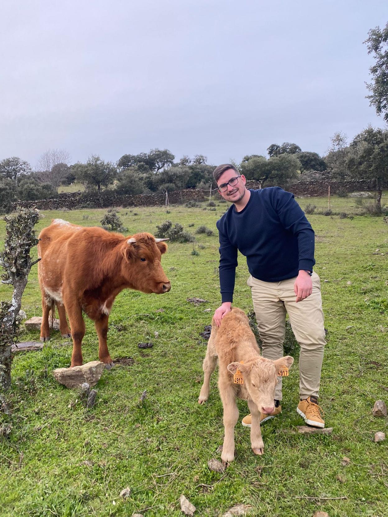 El joven ganadero con dos de sus animales. 