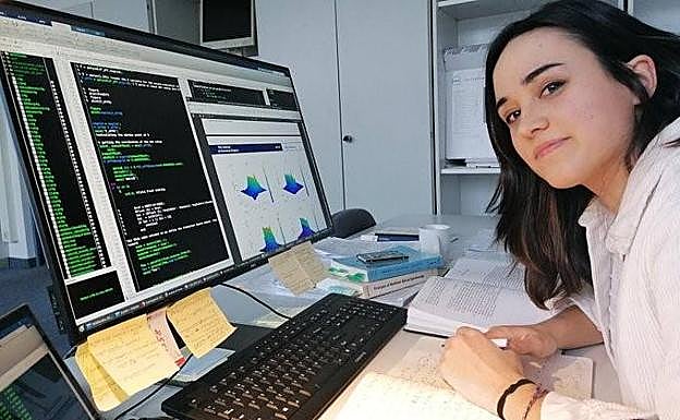 Elisa Palacino frente a uno de los programas que usa cada día. 