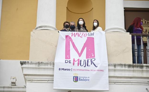 Pancarta colocada en la fachada del Ayuntamiento de Badajoz.