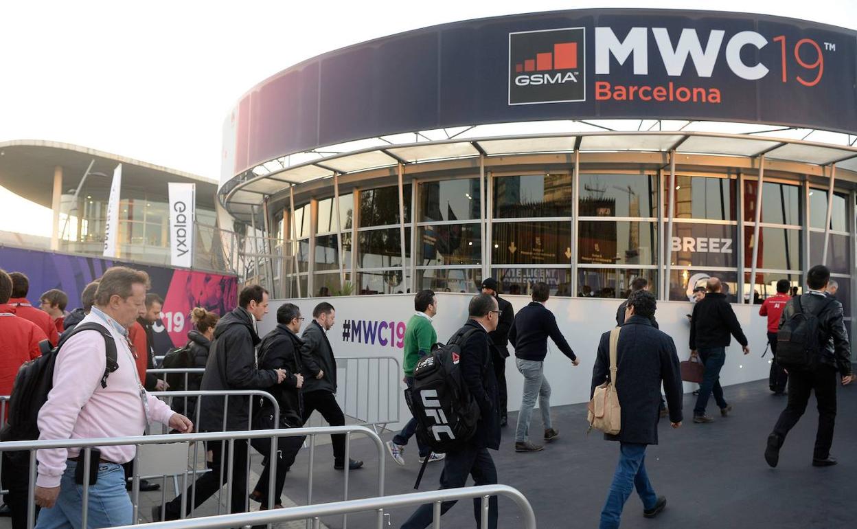 Asistentes entrando al recinto ferial donde se celebró la edición del MWC de 2019.