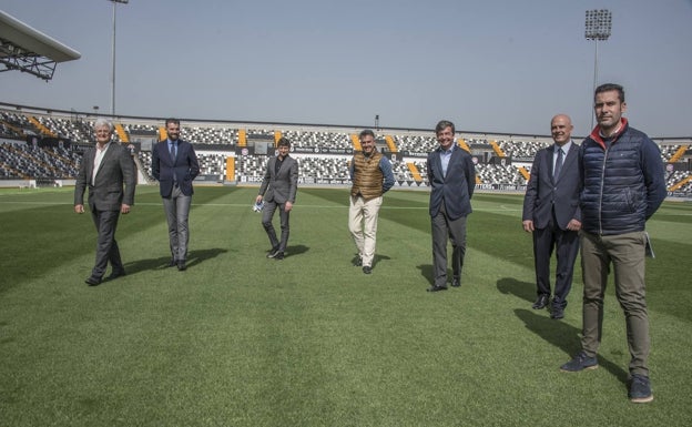 Jesús Hernández (director de Estudio Lámela), Jaime Castellets (director comercial de Molcaworld), Francisco Carrasco (presidente de Molcaworld), Joaquín Parra (presidente del Badajoz), Carlos Lámela (presidente de Estudio Lámela), Ignacio Cobos (director ejecutivo de Bovis) y Álvaro Trigo (director general del Badajoz) en el Nuevo Vivero. / PAKOPÍ