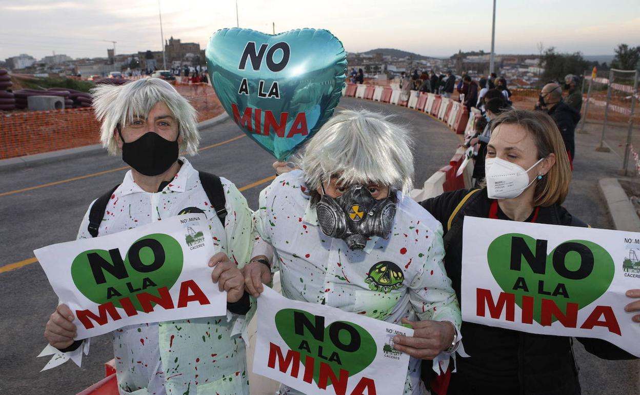 Cadena humana contra la mina de Cáceres el pasado 27 de febrero.