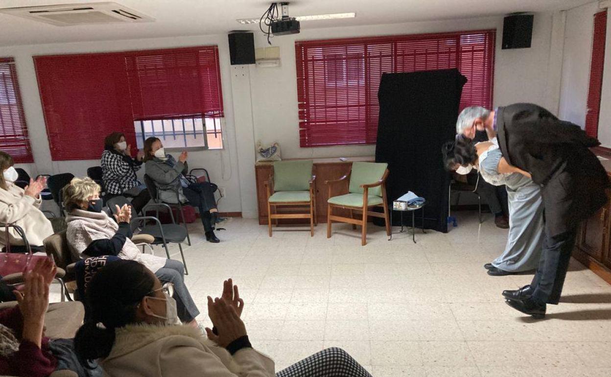 Actuación teatral en el Ateneo de Badajoz.