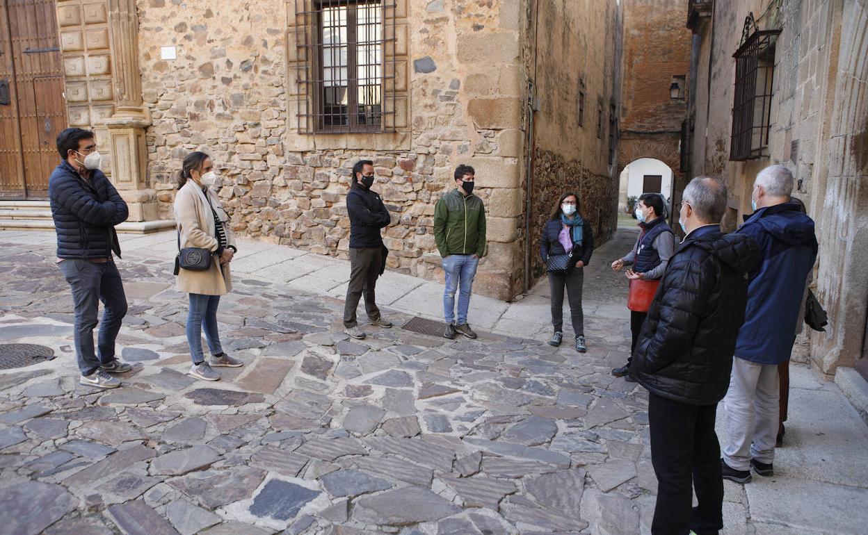 Visita guiada a unos turistas ayer en la Plaza de Santa María de Cáceres. 