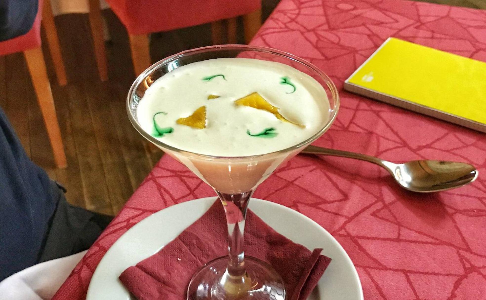 Crema de yogurt a la menta con dados de melocotón, en la hospedería de Hervás.