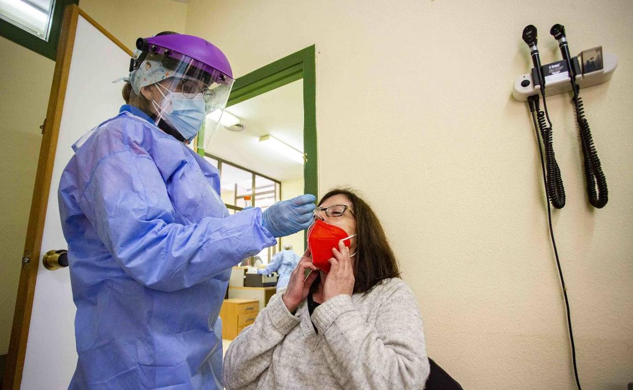 Prueba PCR en uno de los cribados masivos en el PAC del hospital Virgen de la Montaña de Cáceres. 