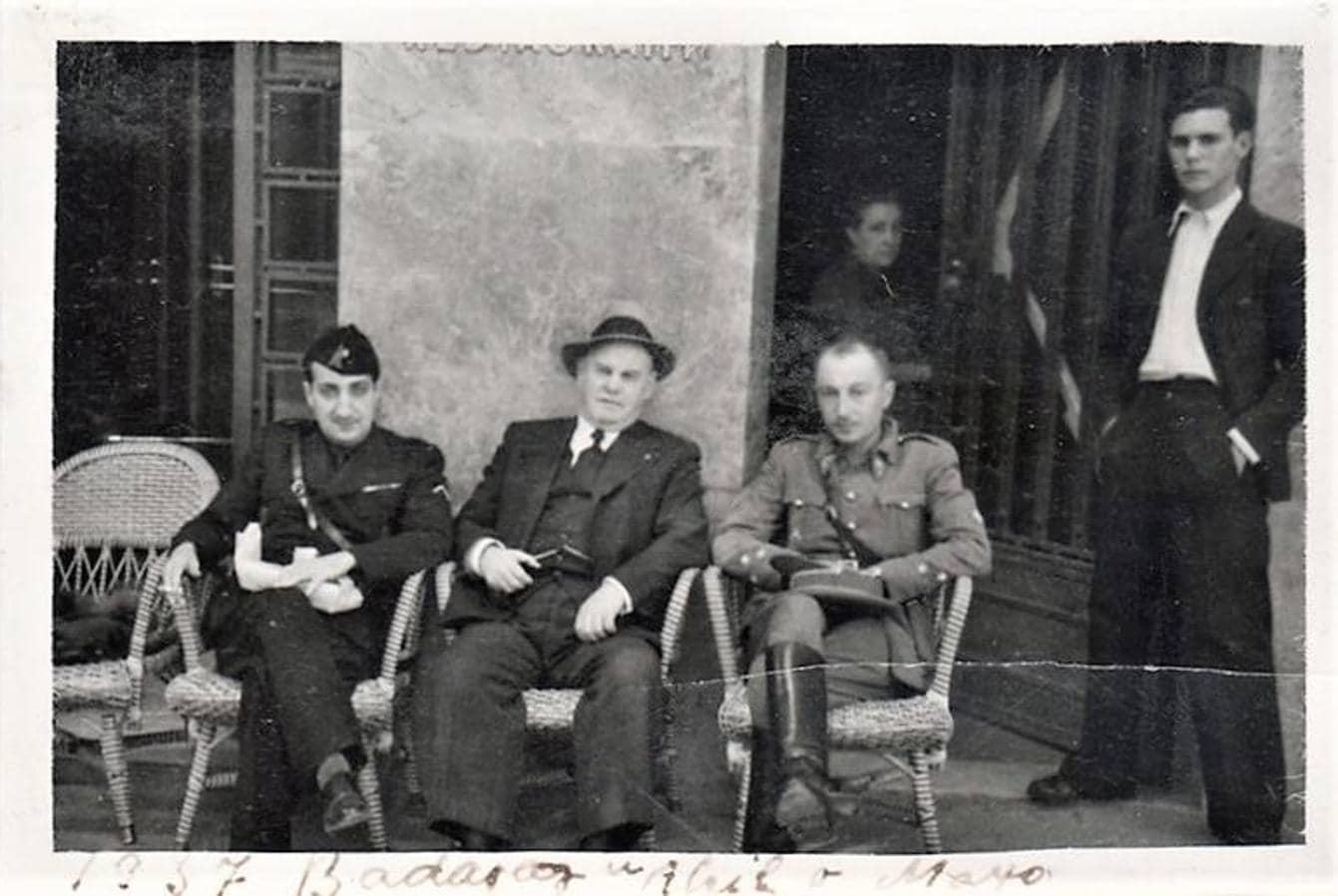 La fotografía de Campúa hijo, en la que escribió: “1937. Badajoz en abril o mayo”.
