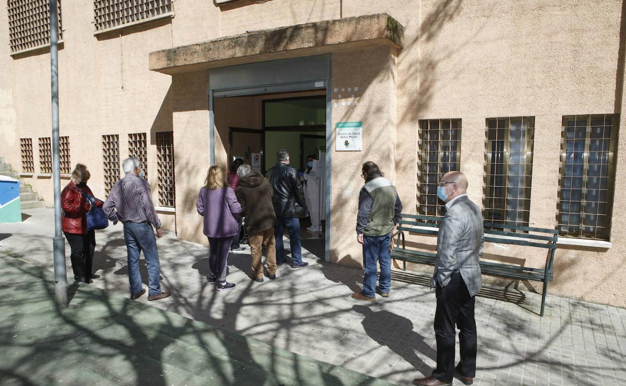 Participantes en el cribado del centro de salud de Aldea Moret ayer. 
