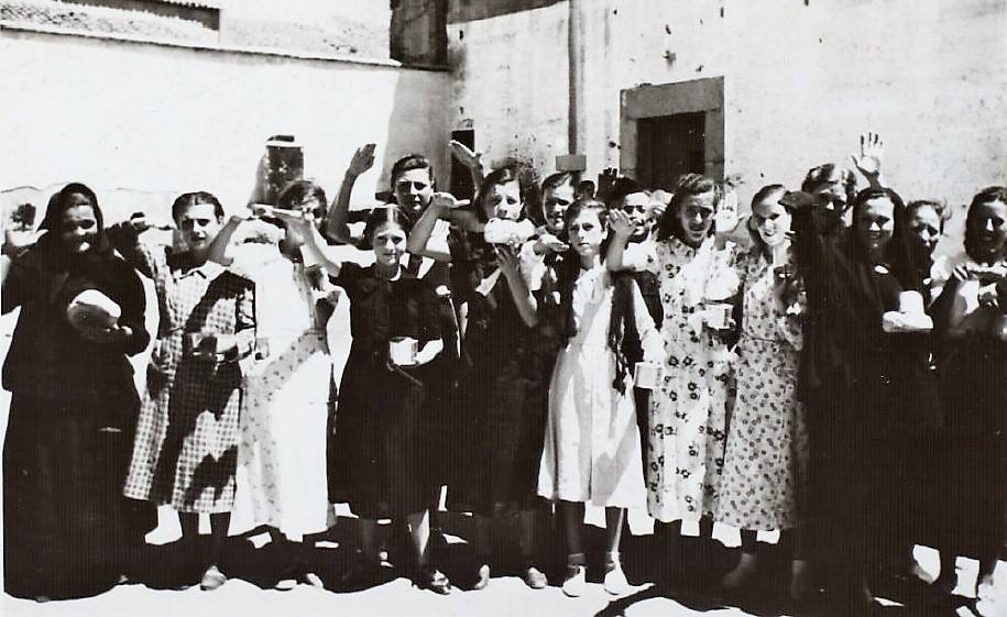 Auxilio Social dando pan y latas de comida en Don Benito. 