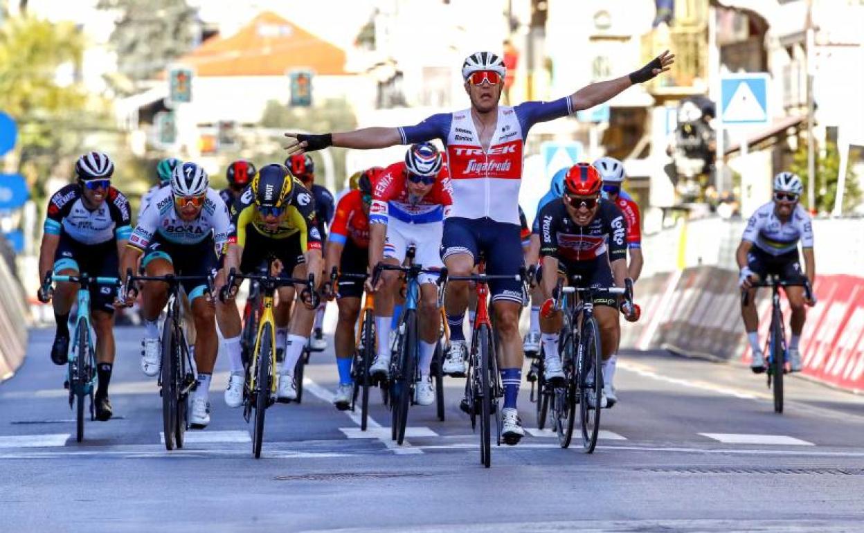 Jasper Stuyven celebra su sorprendente victoria en la Milán-San Remo.