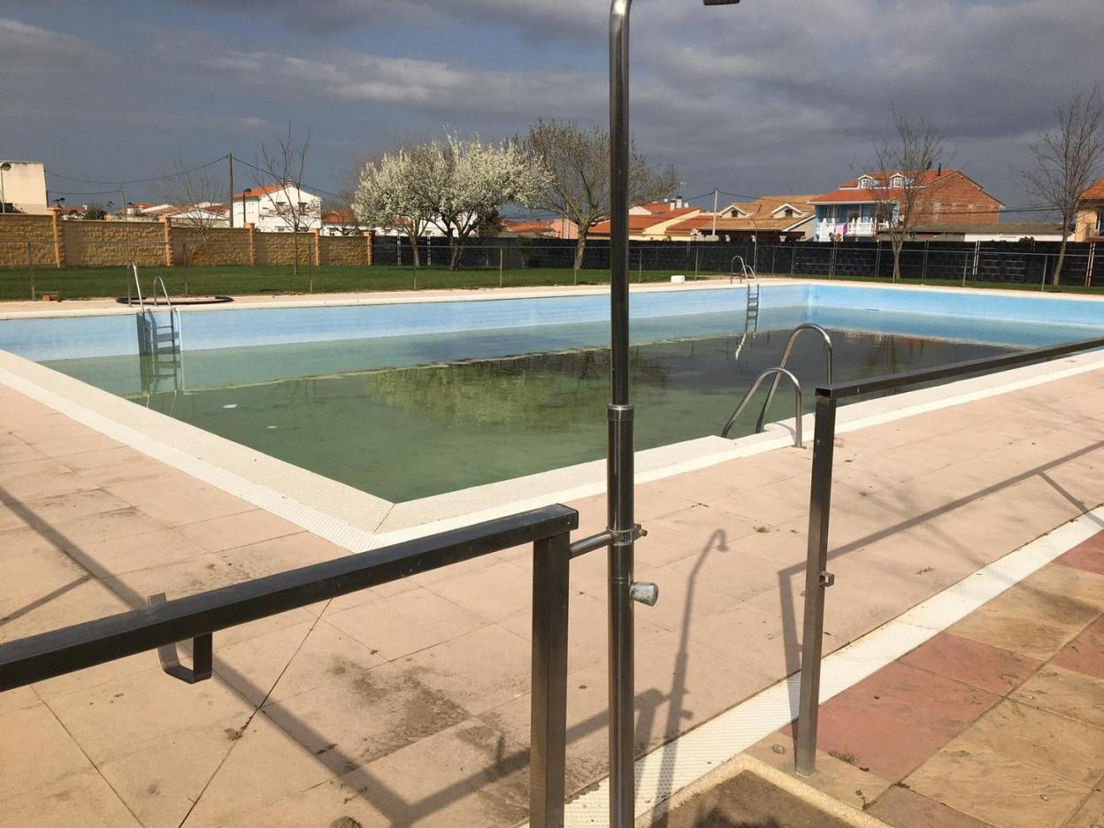 El estado actual de la piscina de Torrecillas de la Tiesa. 