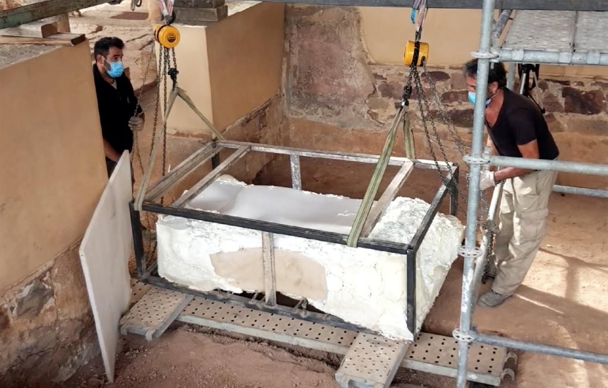 Extracción del arca de madera y bronce de la Casa del Mitreo 