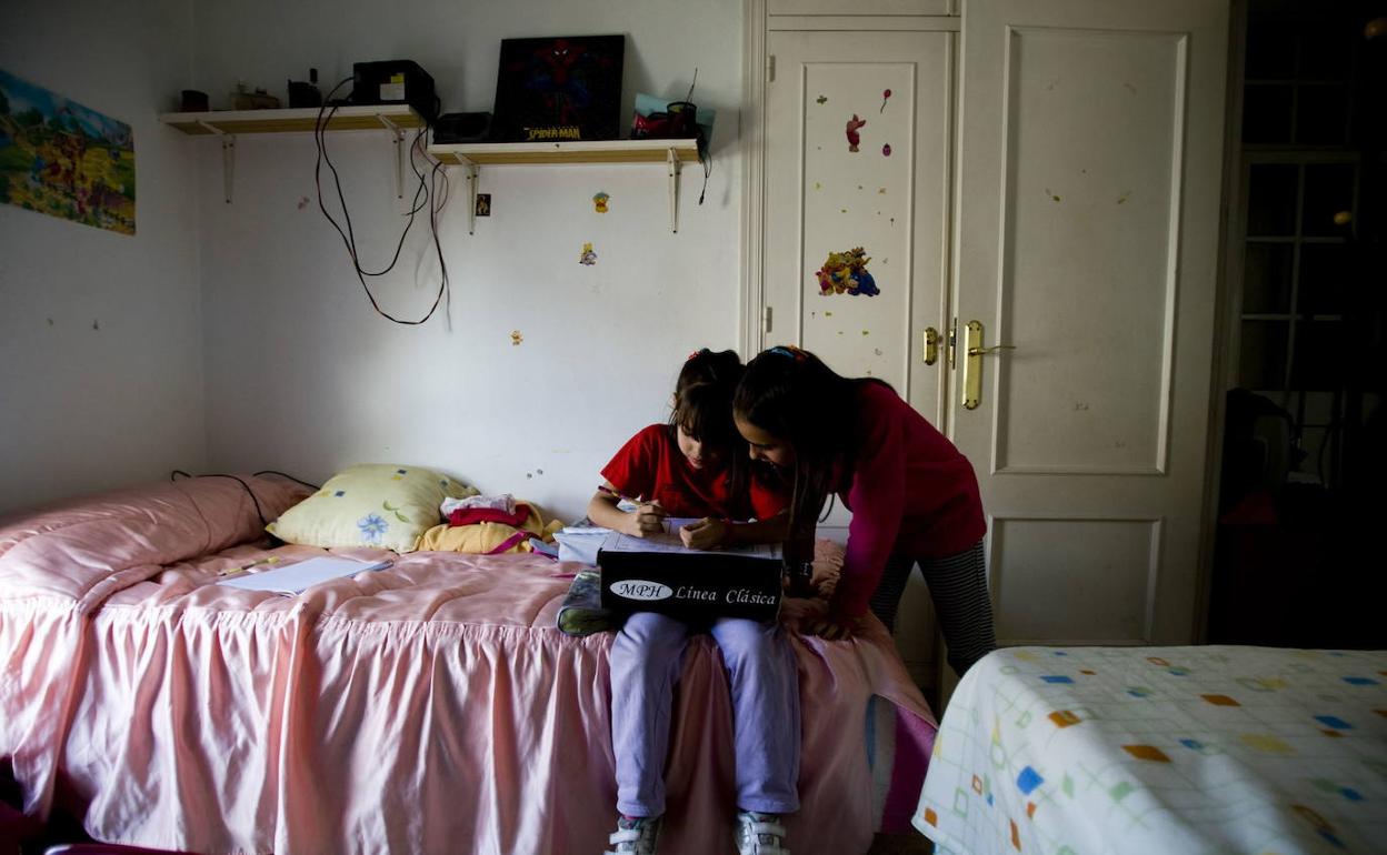 Dos niñas en una habitación de su hogar. 
