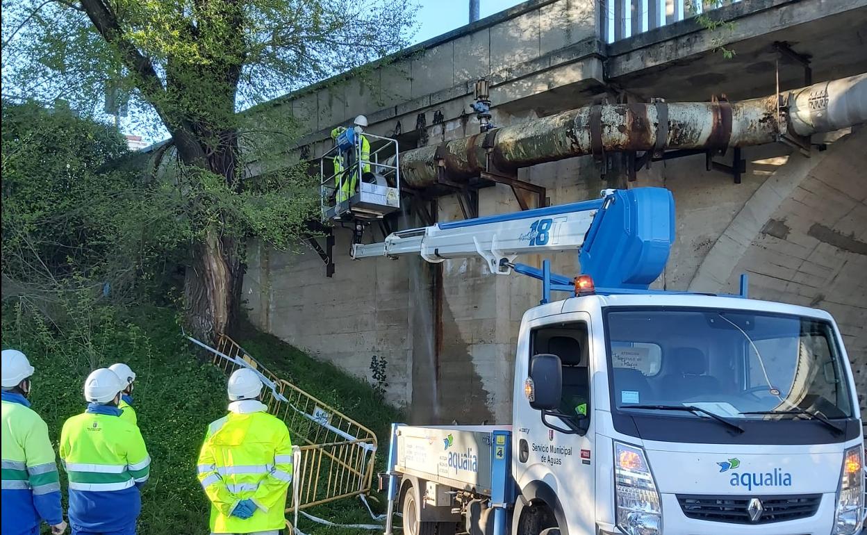Operarios de Aqualia durante los trabajos realizados en la conducción esta mañana. 